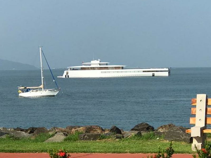 Un yate que diseñó Steve Jobs transita por el Canal de Panamá