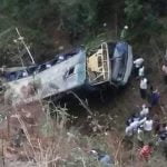 Al menos doce muertos al caer autobús a barranco en México