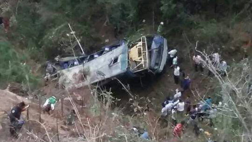 Al menos doce muertos al caer autobús a barranco en México