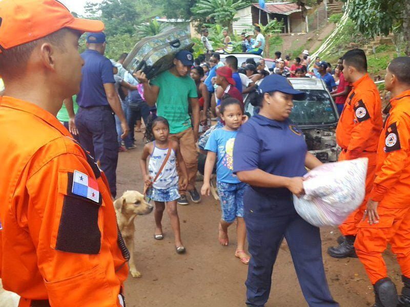 Este viernes continuó el desalojo de familias en Cerro Galera
