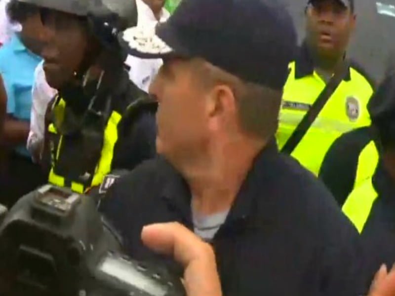 Culpan a Varela: Taxistas se enfrentan a policía en protesta contra Uber (Video)