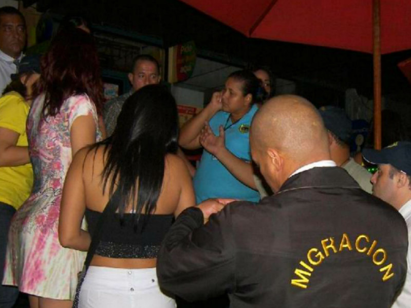 Condenan a pareja por hacer pasar como religiosas a bailarinas exóticas