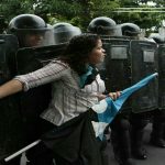 Policía lanzó gas pimienta a estudiantes que protestaban contra el Decreto 130