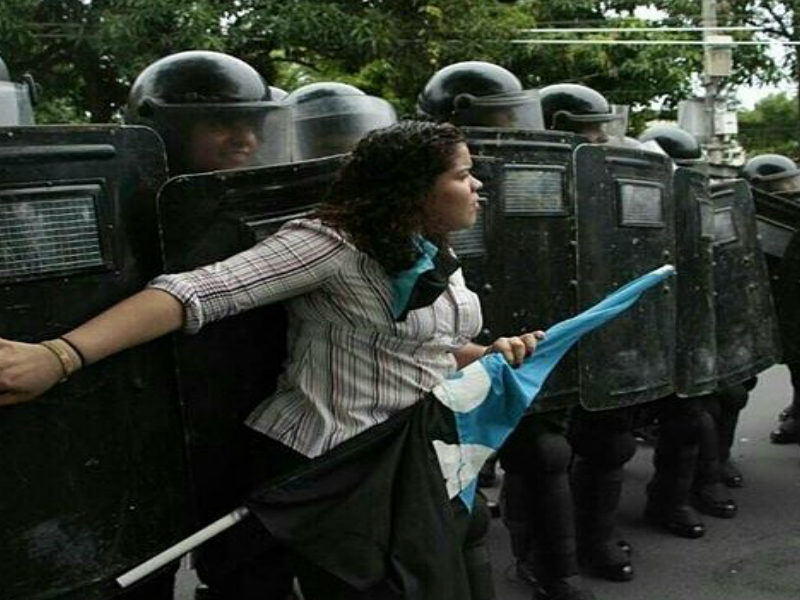 Policía lanzó gas pimienta a estudiantes que protestaban contra el Decreto 130