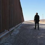 Trump iniciaría construcción de muro con México en abril de 2018