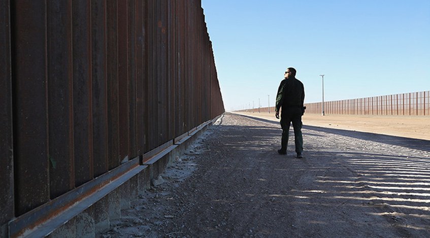 Trump iniciaría construcción de muro con México en abril de 2018