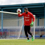 Claudio Bravo descartado para el debut de Chile en Copa Confederaciones