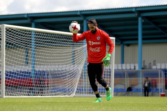 Claudio Bravo descartado para el debut de Chile en Copa Confederaciones