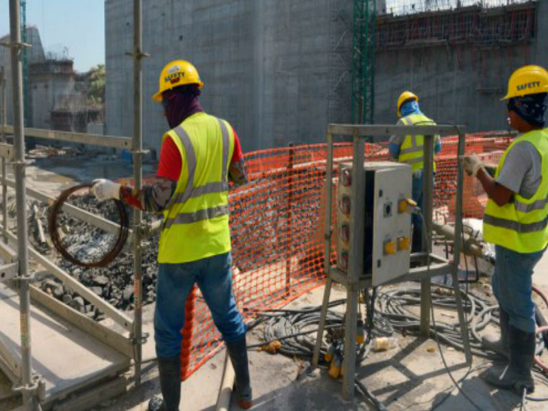 Sancionarán a empresas de construcción que contraten a extranjeros sin permiso laboral