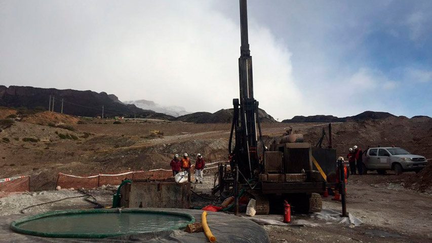 Buscan habilitar ingreso a mina con dos atrapados en Chile