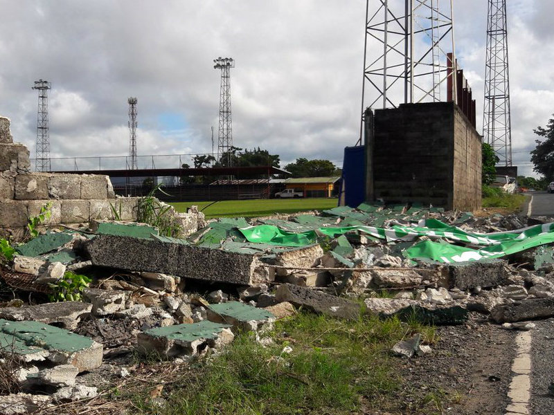 Colapsó muro lateral del estadio Justino Salinas de la Chorrera