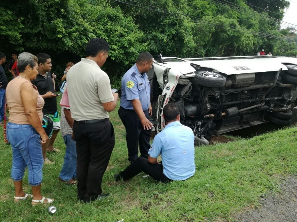 Vuelco de autobús en la ruta Chame-Panamá dejó 19 heridos