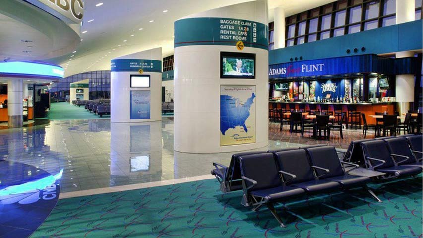 Evacúaron aeropuerto en Michigan tras ataque a policía estadounidense