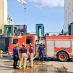 Bomberos extinguen incendio en cuarto de máquinas de un barco en Colón (Video)