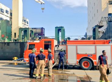 Bomberos extinguen incendio en cuarto de máquinas de un barco en Colón (Video)