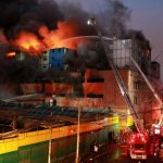 Cuatro desaparecidos y cuatro heridos tras incendio en depósito en Lima