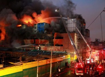 Cuatro desaparecidos y cuatro heridos tras incendio en depósito en Lima