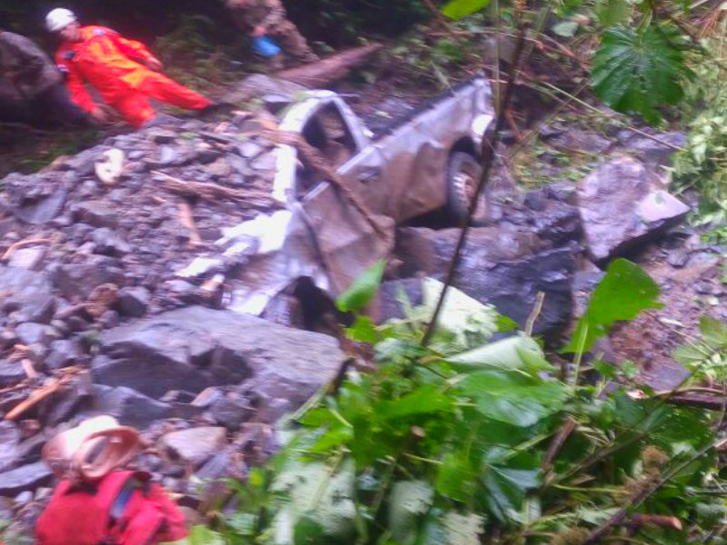 Mueren dos docentes en auto sepultado por alud de tierra en Nole Duima