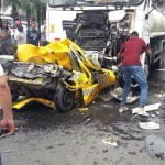 Un cisterna aplasta a un taxi en aparatoso choque frente a Los Andes Mall