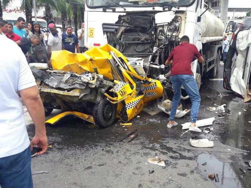 Un cisterna aplasta a un taxi en aparatoso choque frente a Los Andes Mall