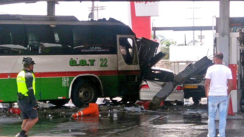 Bus choca contra estación de gasolina en Colón: Un muerto y varios heridos
