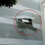 ¡IMPACTANTE! Un auto casi cayó desde un edificio en la vía Transístmica