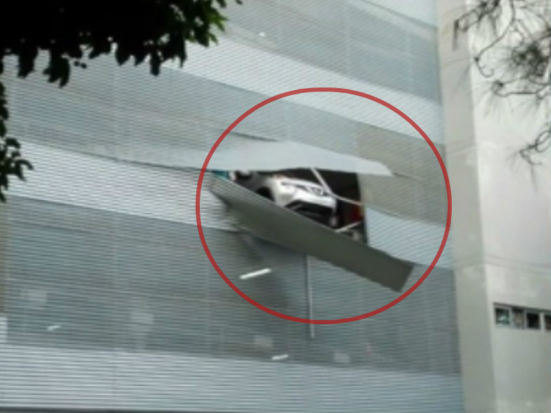 ¡IMPACTANTE! Un auto casi cayó desde un edificio en la vía Transístmica