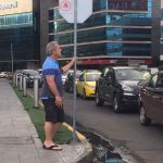 Mel Gibson camina en chanclas por la avenida Balboa y convulsiona las redes