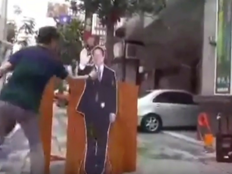 Taiwanenses quemaron bandera panameña y arrojaron huevos contra imagen de Varela