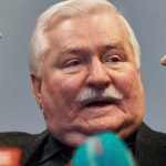 Exlíder polaco Lech Walesa permanecerá en hospital por problemas coronarios