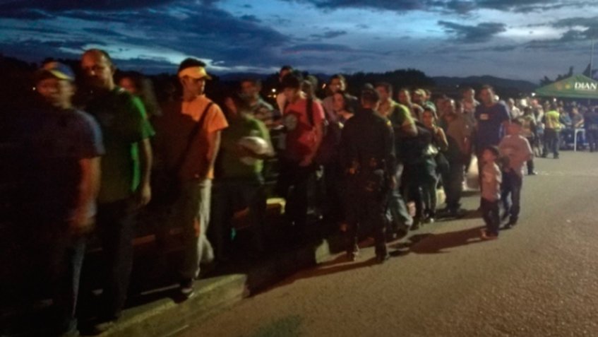¡DE LOCOS!: 26 mil venezolanos cruzaron la frontera hacia Colombia el lunes