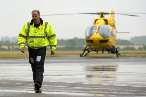 Príncipe Guillermo realiza su último viaje como piloto de ambulancia aérea