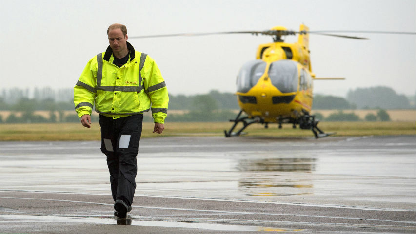Príncipe Guillermo realiza su último viaje como piloto de ambulancia aérea