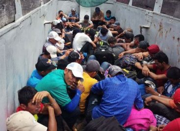 Hallaron 50 nicaragüenses escondidos en un camión de frutas en Costa Rica