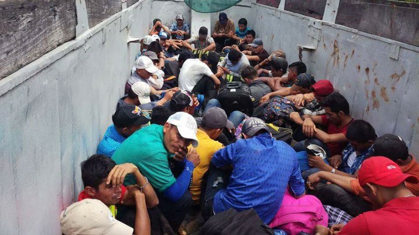 Hallaron 50 nicaragüenses escondidos en un camión de frutas en Costa Rica