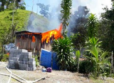 ¡Peligroso descuido! Señora cocinaba y causó incendio en tres casas en Bocas del Toro