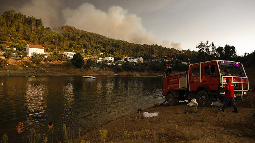 Más de tres mil bomberos luchan contra siete incendios en Portugal