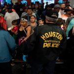 Policía destacó peligros de rescate por Harvey tras la muerte de un agente