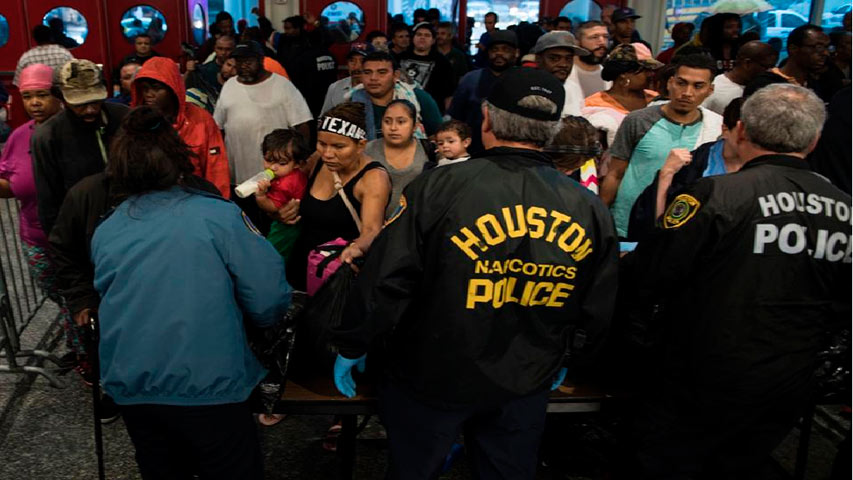 Policía destacó peligros de rescate por Harvey tras la muerte de un agente