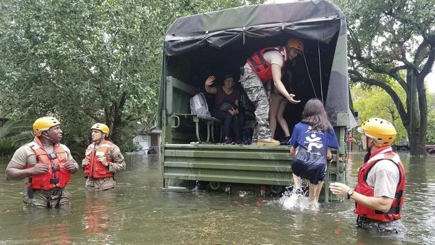300 personas han sido rescatadas en Houston por inundaciones de Harvey