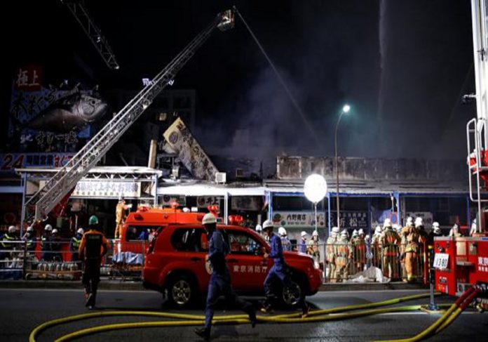 Un incendio destruyó parte del famoso mercado de pescado de Tokio