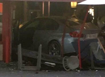 Vehículo irrumpió en pizzería cerca de París y dejó una niña muerta