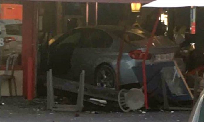 Vehículo irrumpió en pizzería cerca de París y dejó una niña muerta