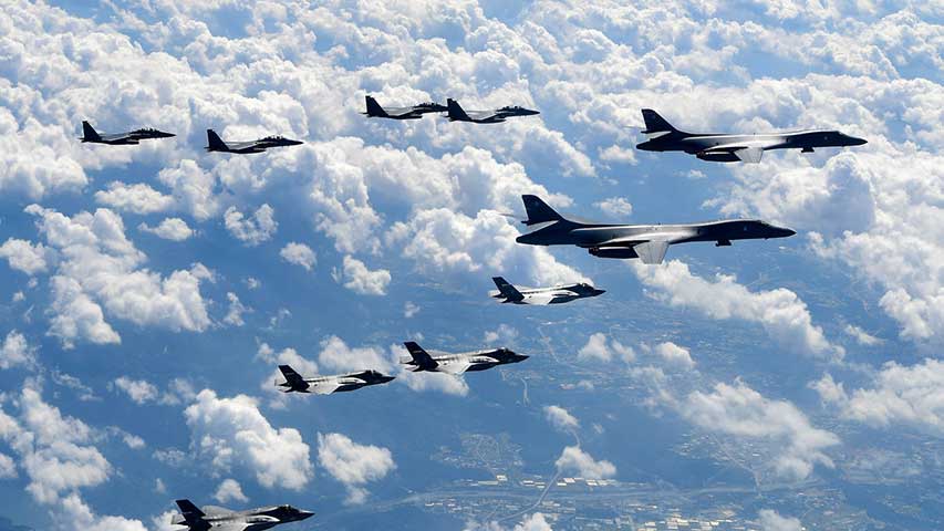 Bombarderos y cazas estadounidenses volaron cerca de la costa de Corea del Norte