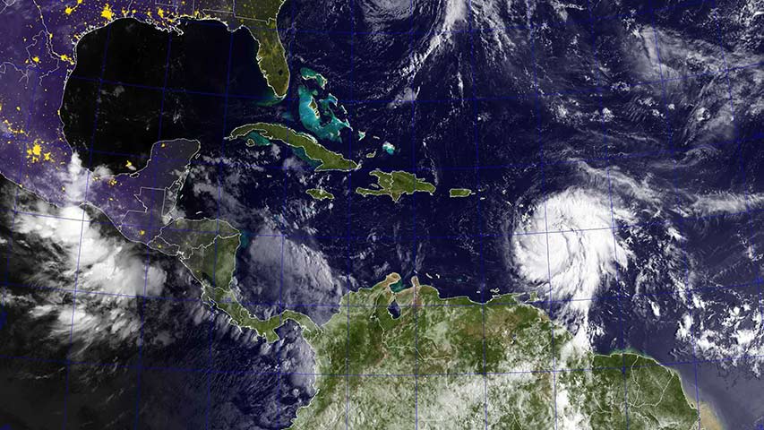 Huracán María tomó fuerza y alcanzó de nuevo la máxima categoría