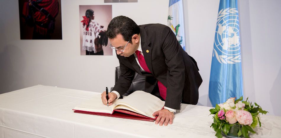 Ejército paga sobresueldo de casi USD $7 mil al presidente de Guatemala