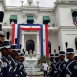 Realizan tradicional acto de cremación de banderas en desuso