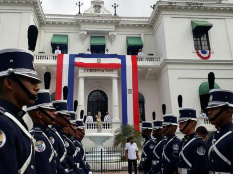 Realizan tradicional acto de cremación de banderas en desuso