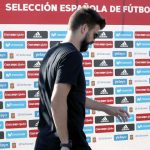 Piqué arribó a la concentración de España en medio de la polémica