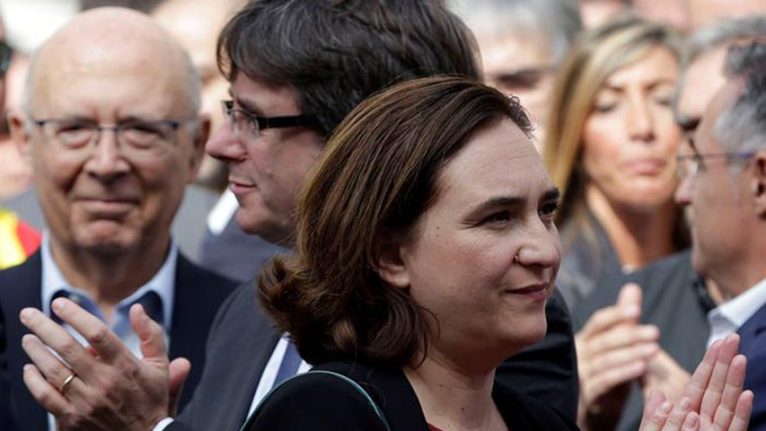 Alcaldesa de Barcelona pidó al presidente catalán que no declare la secesión